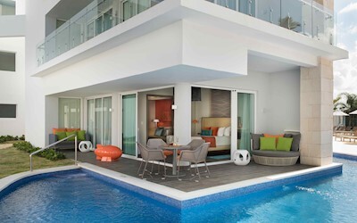 Swank Wraparound Swim-up Suite