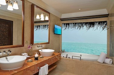 One Bedroom Ocean Suite With Pool