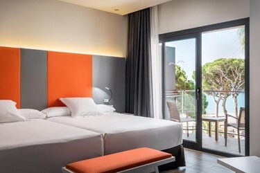 Suite 2/4 Pax Junior Pool view Sea view