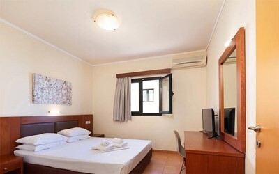 One Bedroom Apartment Sea View