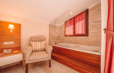 Standard Room With Jacuzzi
