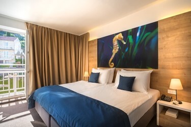 Comfort twin room with park view and balcony