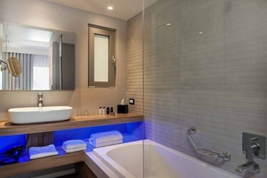 Family Suite Sharing Pool