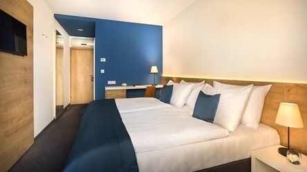 Superior twin room with side sea view and balcony