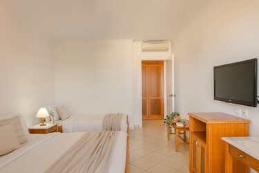 Family Room 1 Bedroom Superior with Garden View