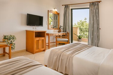 Family Room 1 Bedroom Superior with Garden View