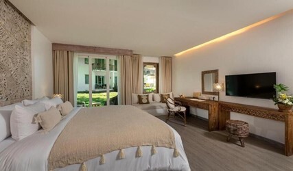 Tropical Garden Room