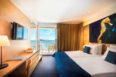 Superior twin room with sea view and balcony