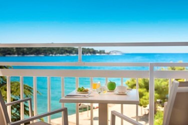 Superior twin room with sea view and balcony