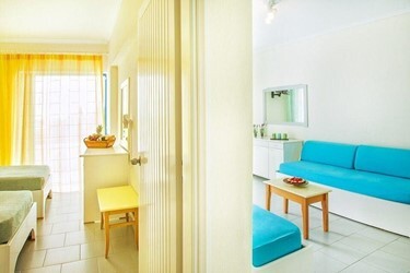 Family Room 1 Bedroom with Sea View