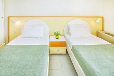 Family Room 1 Bedroom with Sea View