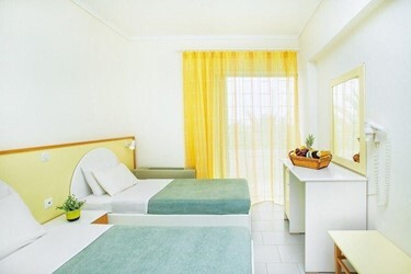 Family Room 1 Bedroom with Pool View