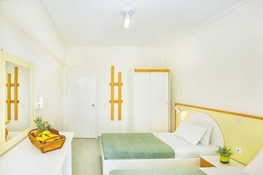 Family Room 1 Bedroom with Pool View