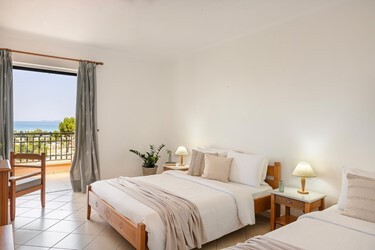 Family Room 1 Bedroom Superior with Sea View