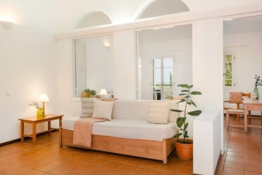 Family Room 1 Bedroom Superior with Sea View