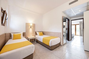 Family Room 2 Bedroom with Garden View