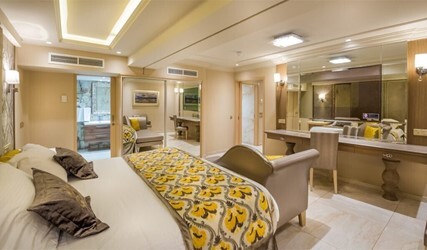 Queen Suite Inland View