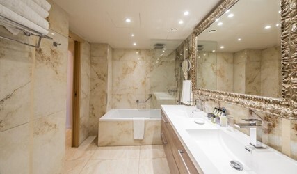 Queen Suite Inland View