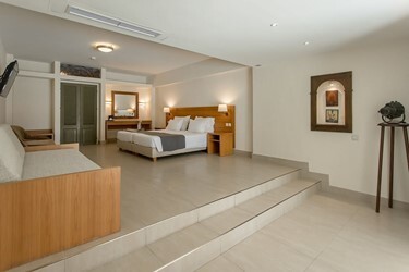 Suite Ionian Blue Sharing Pool