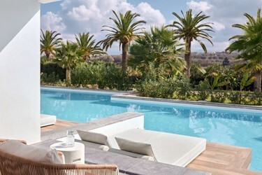 Swim Up White Room