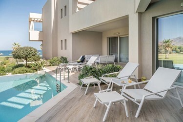 Family Suite Sharing Pool Side Sea View