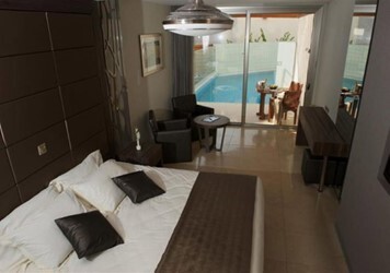 Deluxe Private Pool Room