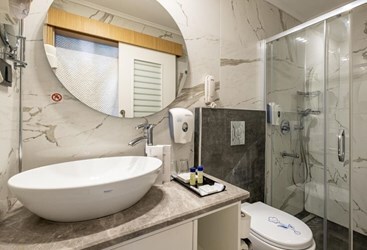 Swim Up Room