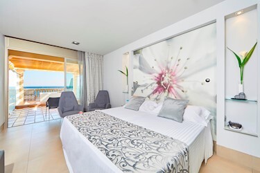 Deluxe Room Front Seaview with Terrace and Jacuzzi