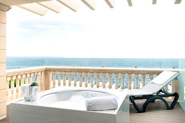 Deluxe Room Front Seaview with Terrace and Jacuzzi