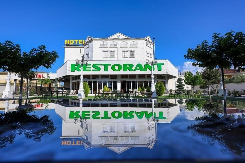 Отель Hotel Familja 3*