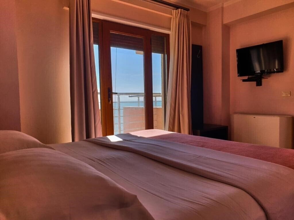 Отель Hotel Nais Beach 3*
