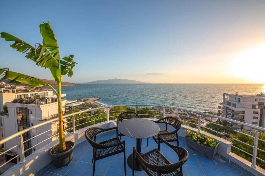 Отель Hotel Sea Breeze 3*