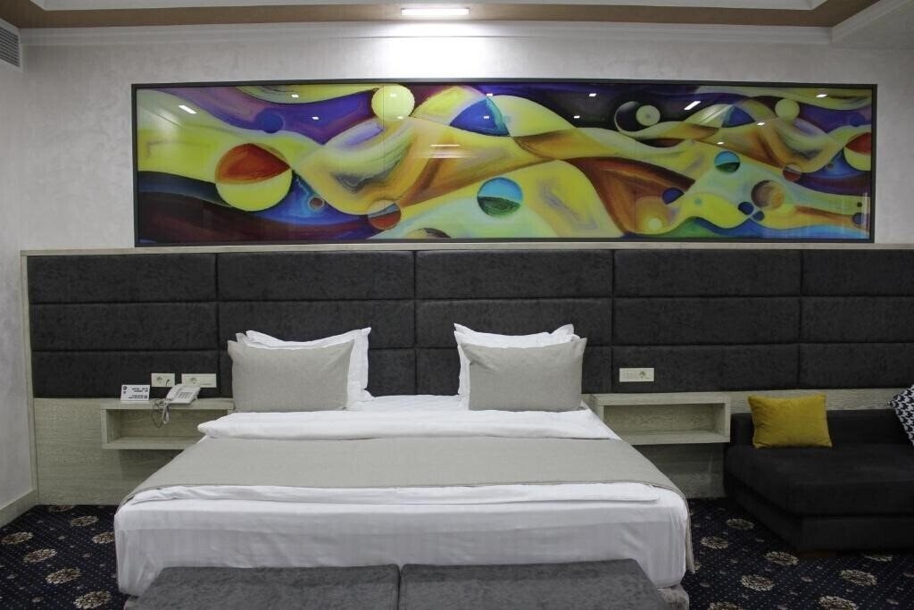 Готель Erebuni Hotel 3*