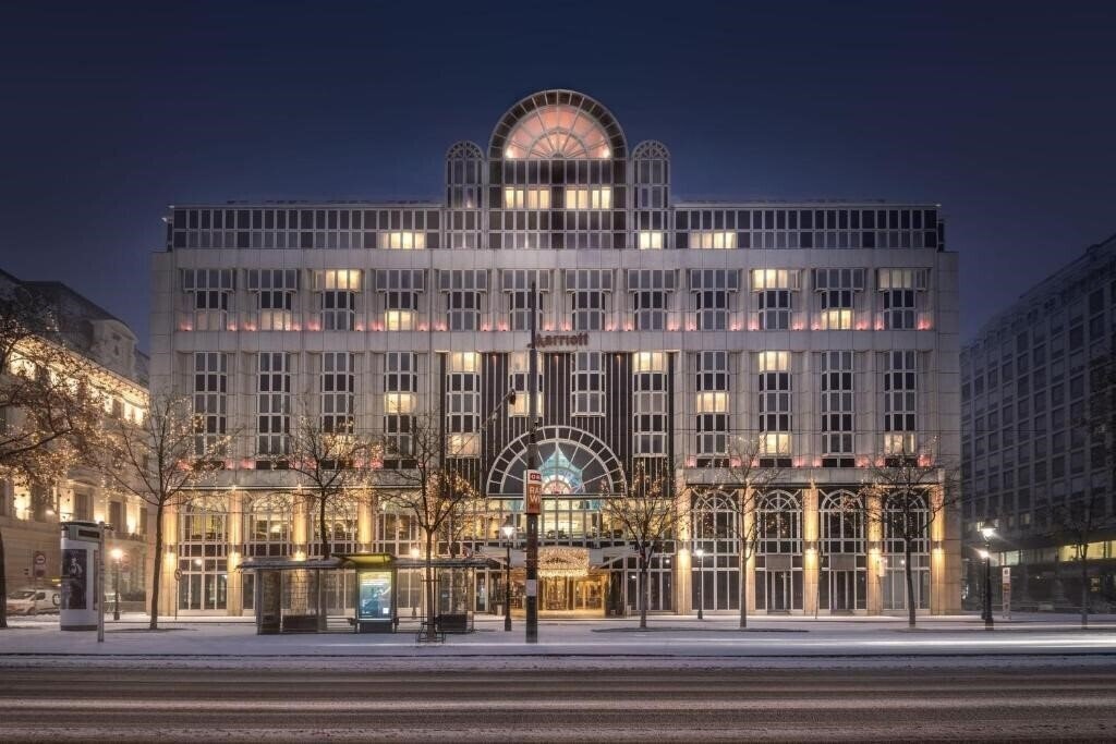 Готель Vienna Mariott Hotel 5*