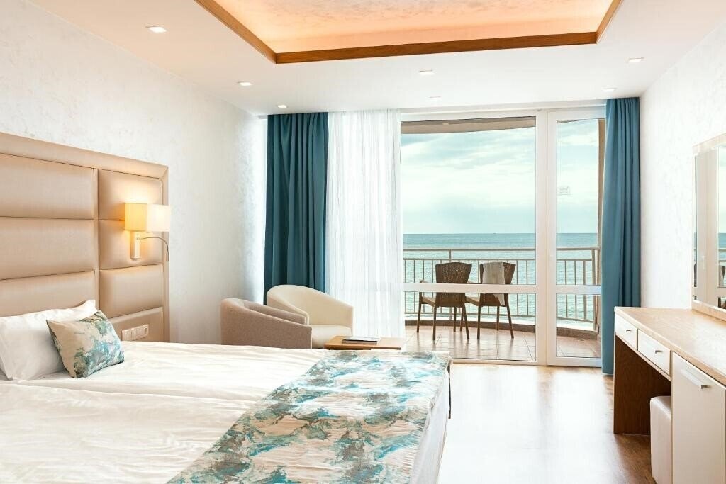 Отель Bilyana Beach 4*