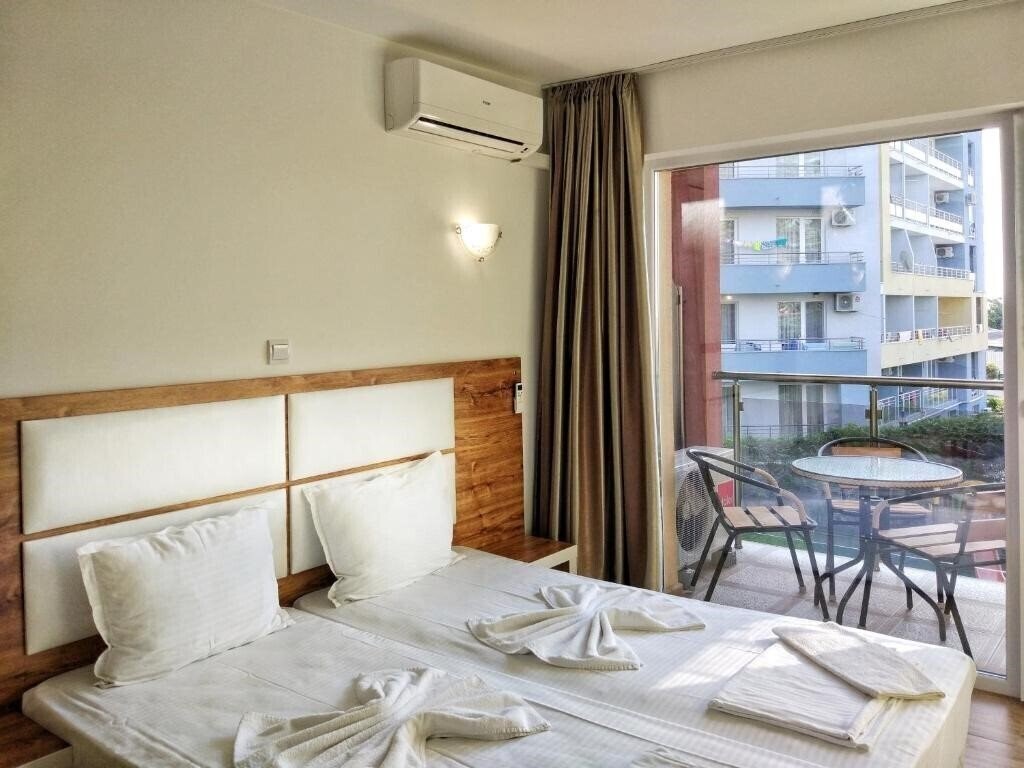 Zdjęcie Elizabeth Dy 3*