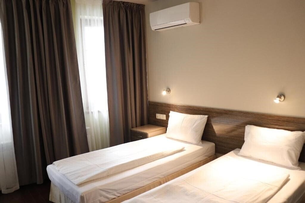 Hotel Roots Hotel And Wine Bar 3*