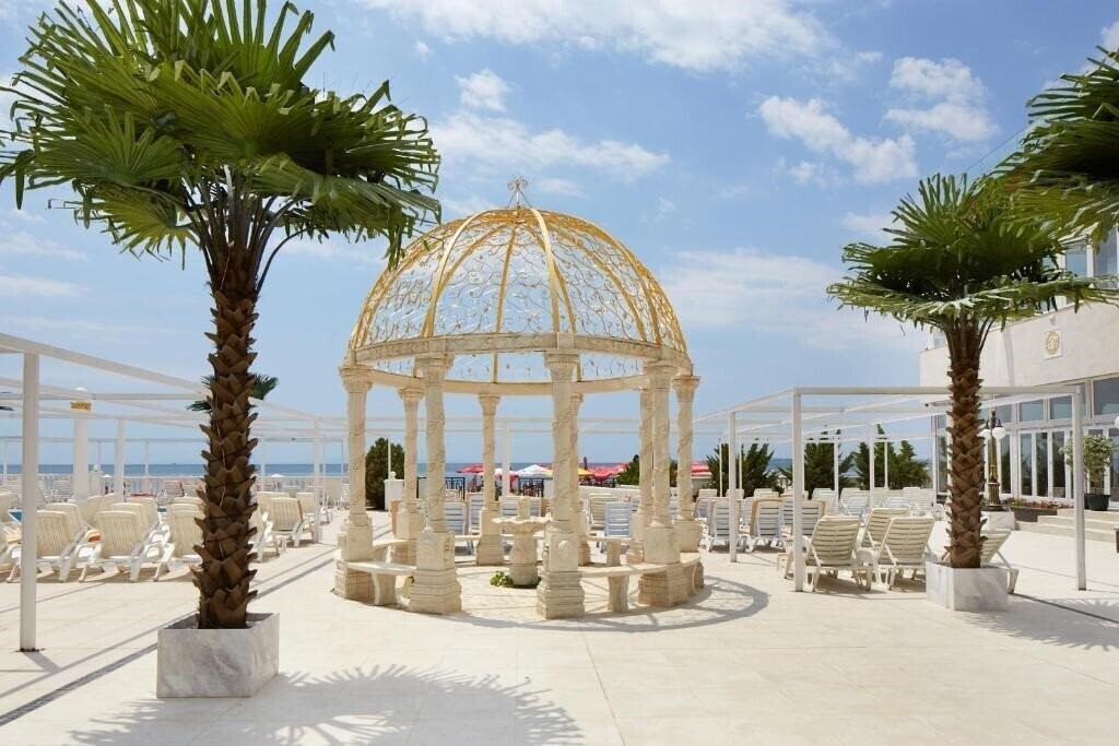 Готель Amore Beach 4*
