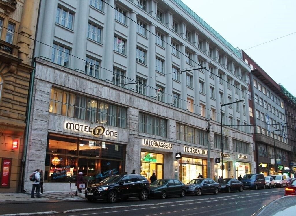 Zdjęcie Motel One Praha 3*