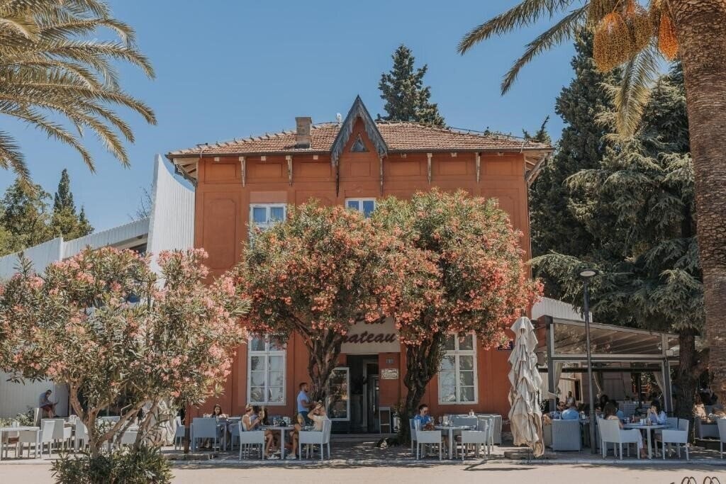 Hotel Le Petit Chateau 4*