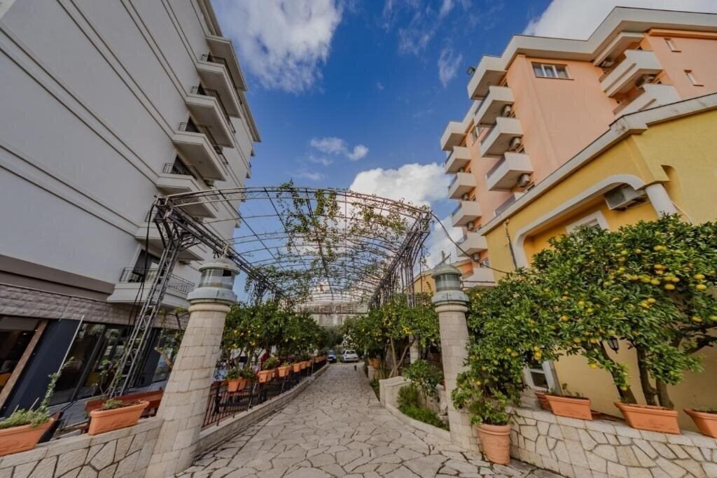 Zdjęcie Hotel Pharos Bar 3*