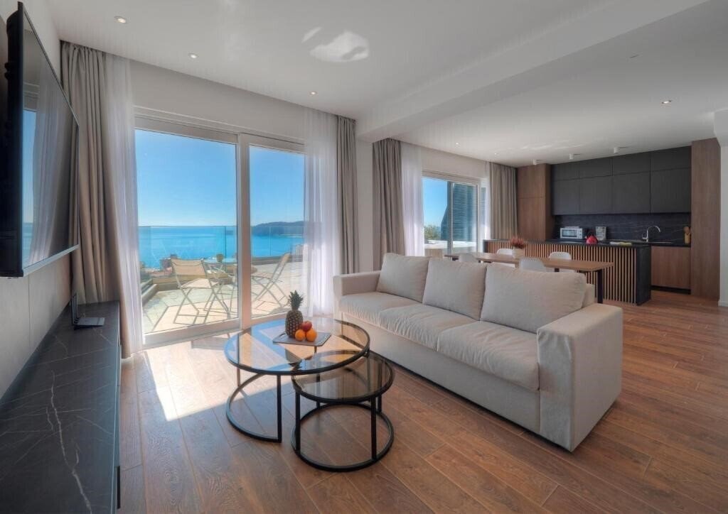 Отель Horizon Two Bedroom Penthouse Hot Tub 3*
