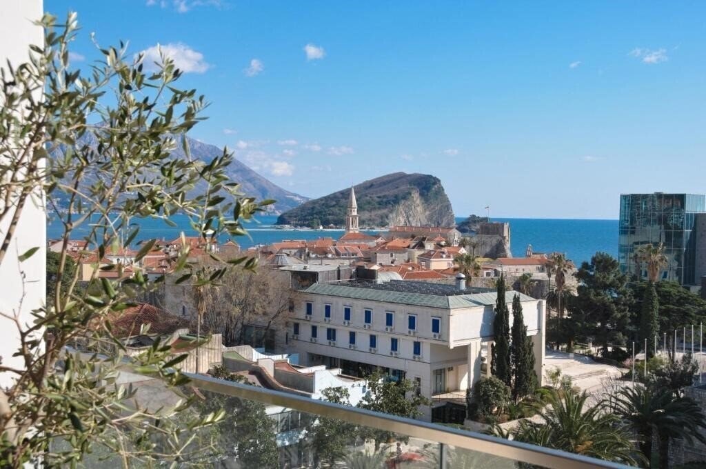 Hotel Leona Residences Apartment 4*