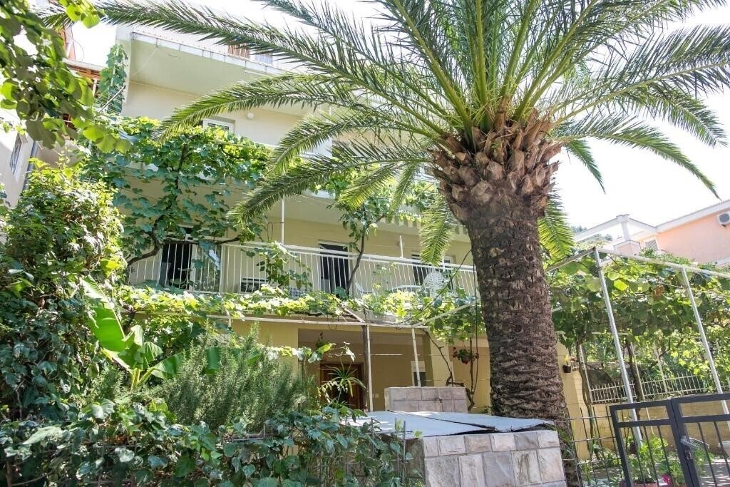 Отель Guest House Lidija 3*