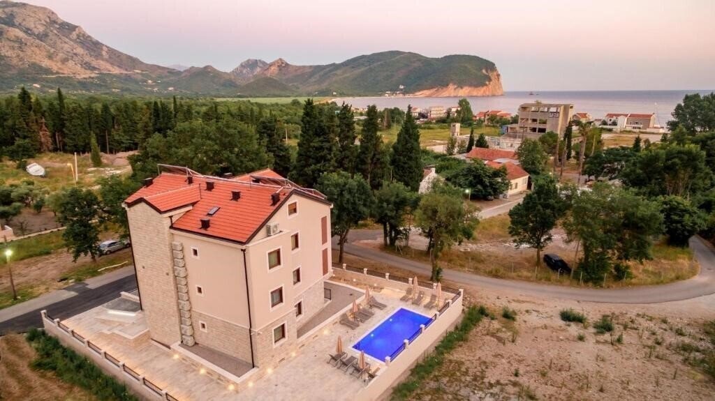 Отель Luxury Apartments Queen 4*