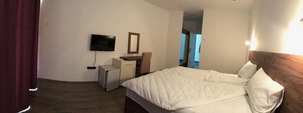 Фотографія VELIKA PLAZA (ex. Velika Plaza Hotel) 2*