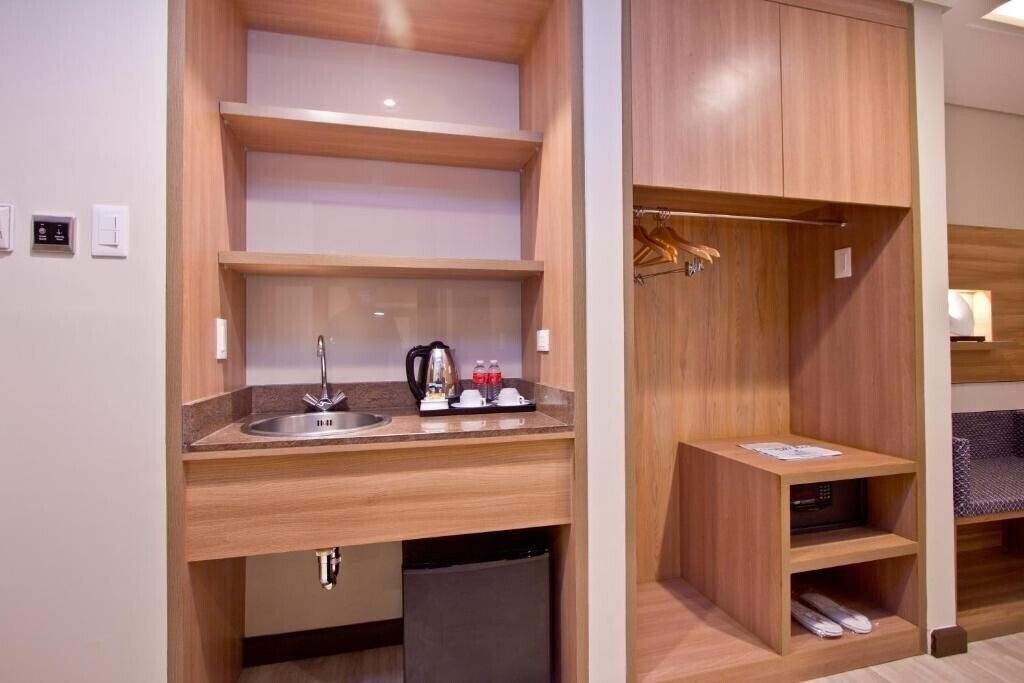 Фотографія Crown Regency Makati Hotel 2*