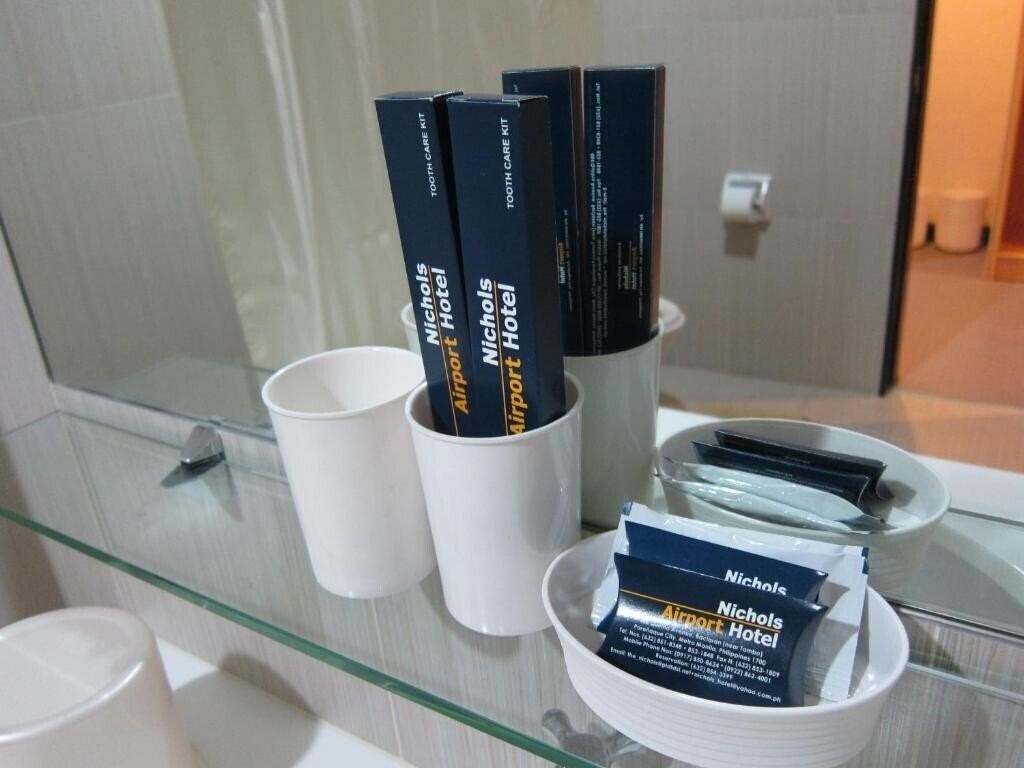 Фотографія Nichols Airport Hotel 3*