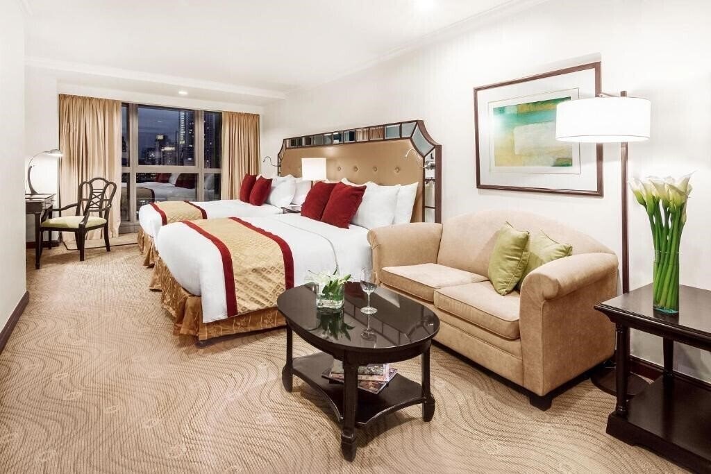 Фото Discovery Suites 4*