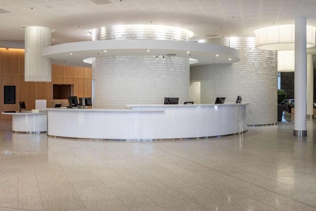 Готель Hilton Helsinki-Vantaa Airport 5*